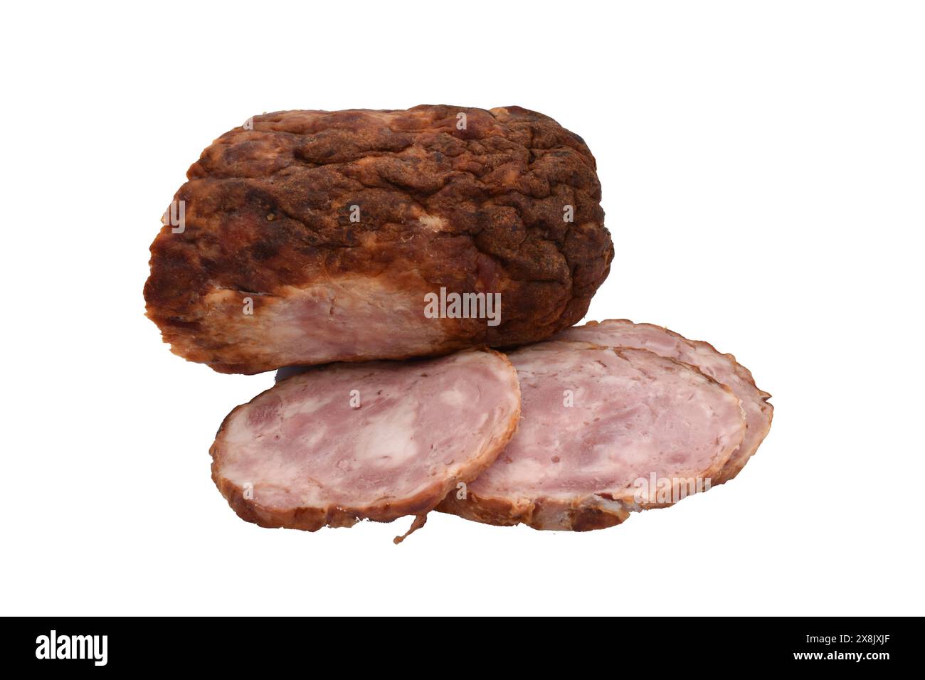 Mehrere Fleischscheiben aus einem großen geräucherten Stück Schweinefleisch. Bereit zum Essen. Stockfoto