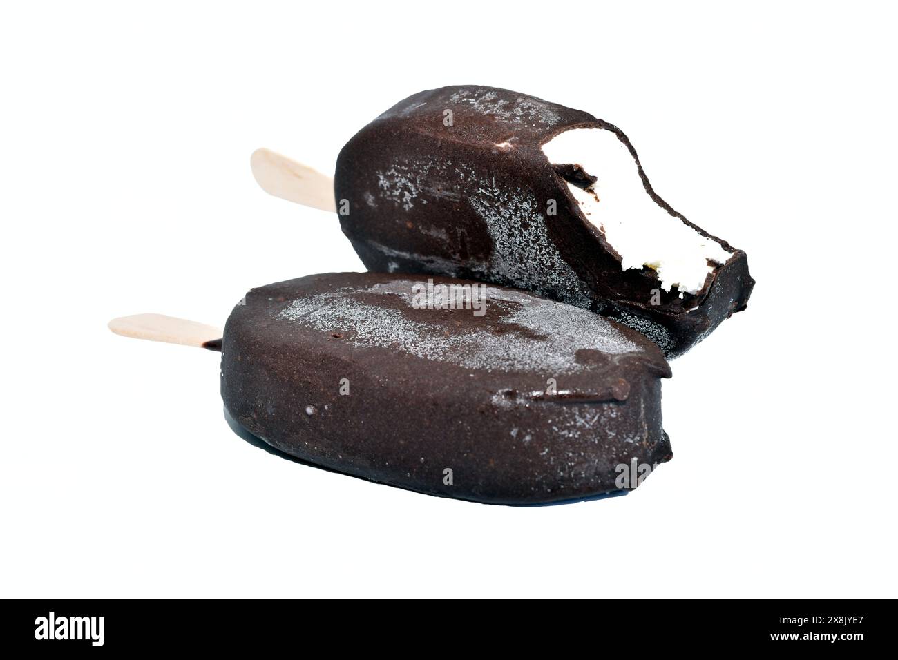 Zwei Eiscremes auf Sticks in Schokoladenglasur. Einer wird gebissen. Stockfoto