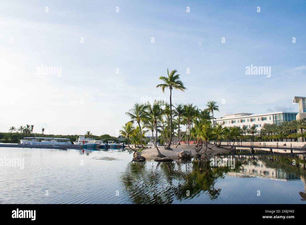 Camana Bay, Grand Cayman, Cayman Islands - 15. September 2020: Am frühen Morgen Aufnahme des Handelsviertels auf der Insel Stockfoto