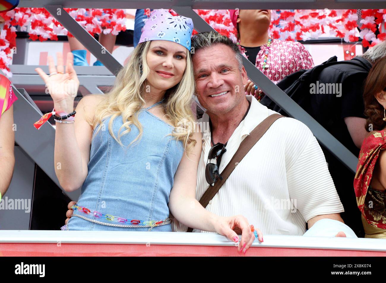 Yvonne Woelke und Peter Klein beim 26. Schlagermove 2024 auf dem Heiligengeistfeld. Hamburg, 25.05.2024 *** Yvonne Woelke und Peter Klein beim 26 Schlagermove 2024 auf dem Heiligengeistfeld Hamburg, 25 05 2024 Foto:xgbrcix/xFuturexImagex schlagermove 4548 Stockfoto