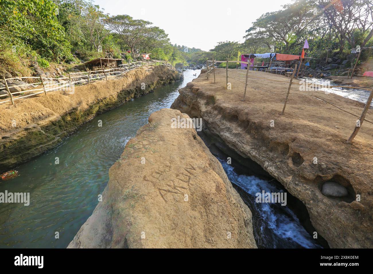 Dolores, Philippinen. 25. Mai 2024: Filipinos strömen zu Bächen, die nicht ausgetrocknet sind, um der erstickenden Hitze der Städte zu entkommen. In Calabarzon finden einige Zuflucht an den Paeng Falls, einem neuen Ziel, das durch den Taifun Paeng (2022) geschaffen wurde. Vom Mount Banahaw, einem heiligen Berg, der zu Erdrutschen, Erosion und zerstörerischen Sturzfluten neigt, strömte das Lagnas-Flussbett ab und bildete diese Wasserfälle, die sehr geschätzt werden, da der Archipel und Südostasien aufgrund von El Nino unter schweren Hitzewellen und Dürren leiden, die mit dem tropischen Tiefdruckgebiet Aghon enden werden. der erste Sturm, der dieses Jahr das Land traf. Quelle: Kevin Izorce/Alamy Live News Stockfoto