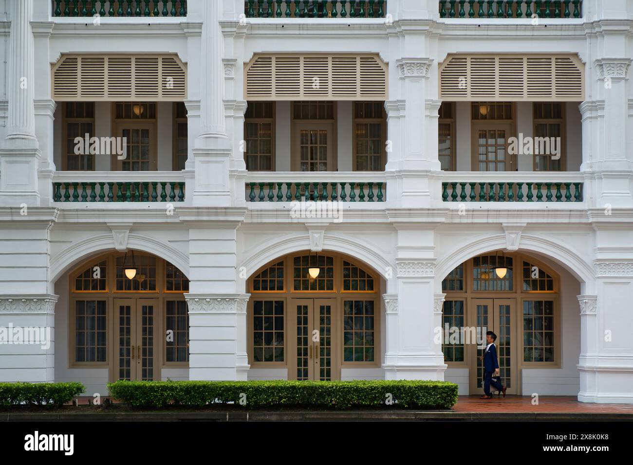 Singapur - 17. Mai 2024: Außenansicht des Raffles Hotel, ein Luxushotel an der 1 Beach Road, das 1887 von armenischen Hoteliers, den Sarkies Brothers, gegründet wurde. Stockfoto