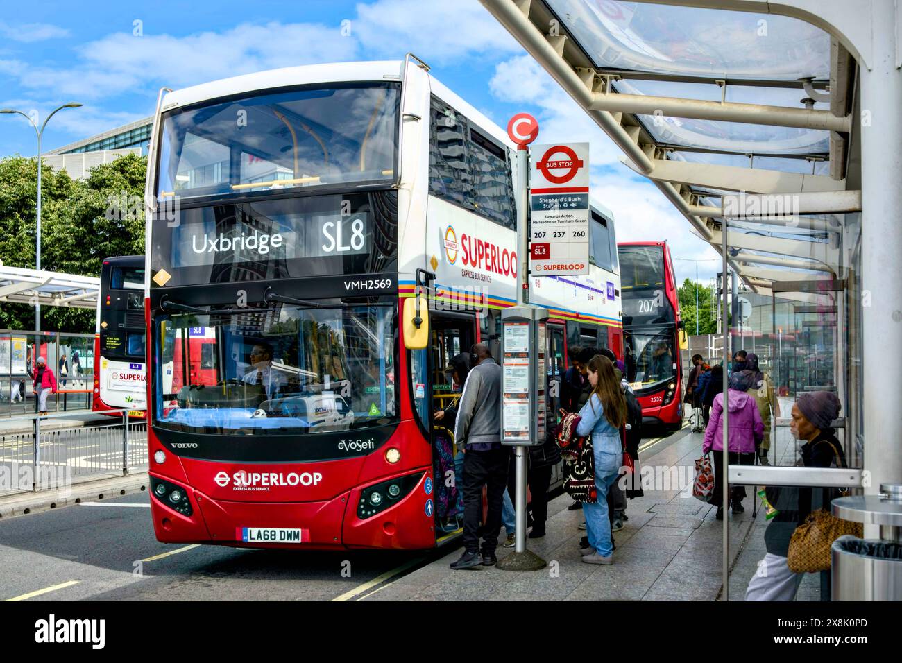 SL8 Superloop Bus vor Shepherd's Bush Station, Borough of Hammersmith & Fulham, London, England, Großbritannien Stockfoto