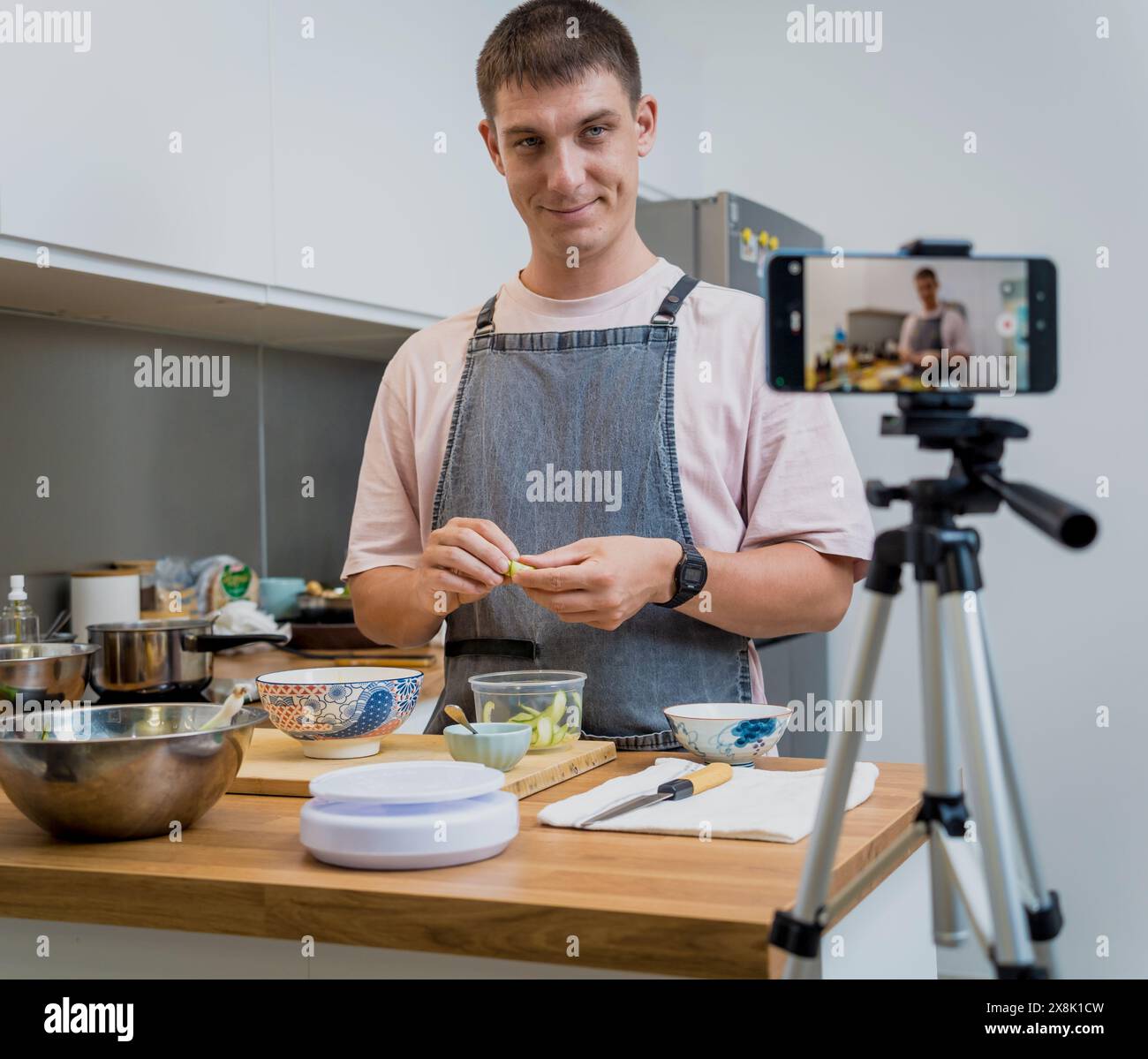 Der Koch sendet live aus dem Workshop, wie man vegetarische Speisen zubereitet Stockfoto