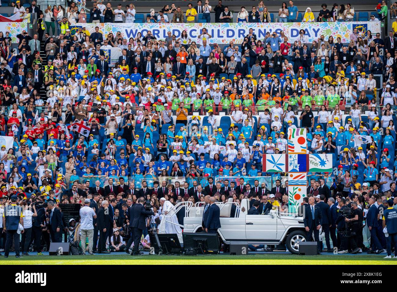 Rom, Italien. Mai 2024. Papst Franziskus winkt, als er im Pope Mobile im Olympiastadion ankommt. Papst Franziskus bat Kinder aus verschiedenen Ländern der Welt, für ihre unter Krieg und Unrecht leidenden Gleichaltrigen zu beten und ermutigte sie, weiterhin von einer besseren Zukunft zu träumen. (Foto: Stefano Costantino/SOPA Images/SIPA USA) Credit: SIPA USA/Alamy Live News Stockfoto