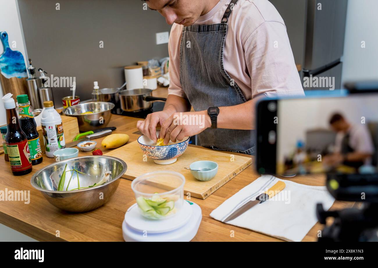 Der Koch sendet live aus dem Workshop, wie man vegetarische Speisen zubereitet Stockfoto