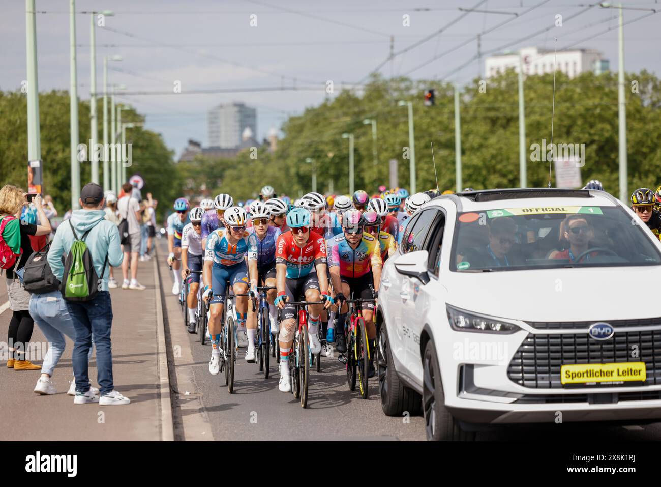 Köln, Deutschland. Mai 2024. Radfahren: UCI European Series - rund um Köln, Straßenrennen (201,10 km), Herren. Neutralisierter Start der Profi-Teams beim Radrennen rund um Köln auf der Severinsbrücke. Quelle: Thomas Banneyer/dpa/Alamy Live News Stockfoto