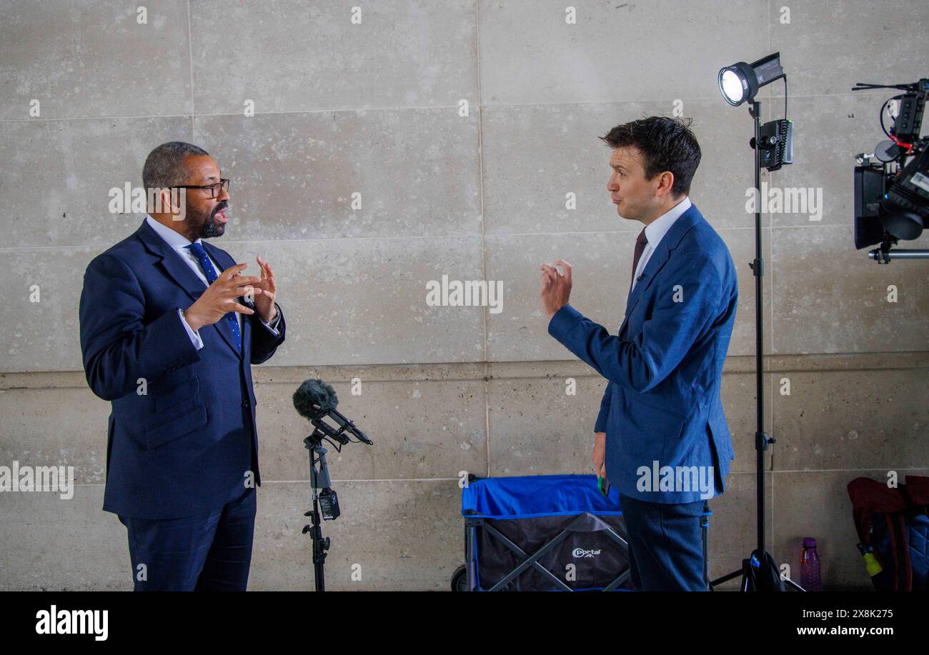 London, Großbritannien. Mai 2024. James clever, Innenminister, am Sonntag bei der BBC mit Laura Kuenssberg. Quelle: Mark Thomas/Alamy Live News Stockfoto