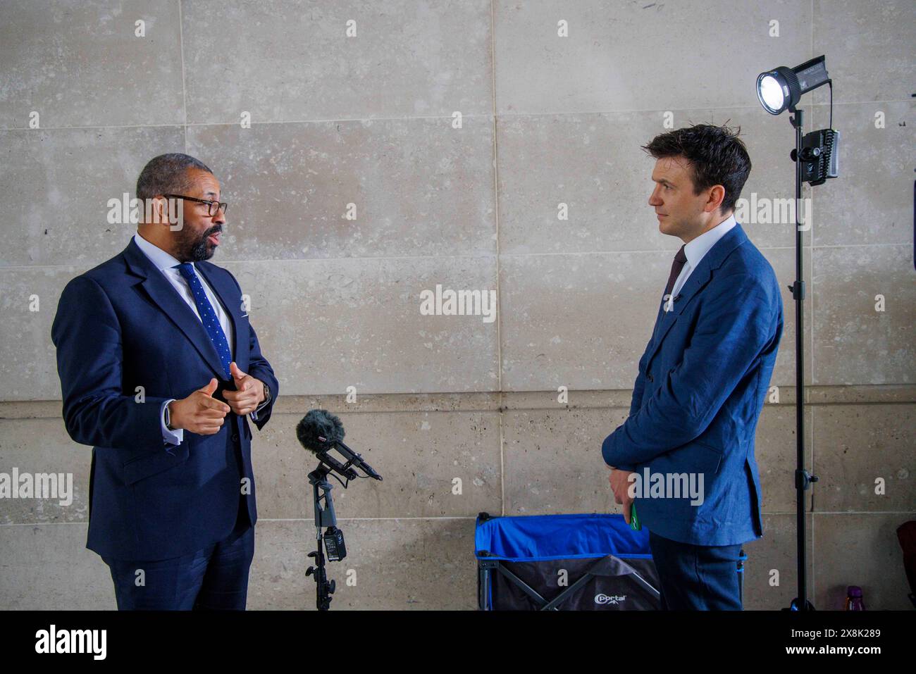 London, Großbritannien. Mai 2024. James clever, Innenminister, am Sonntag bei der BBC mit Laura Kuenssberg. Quelle: Mark Thomas/Alamy Live News Stockfoto