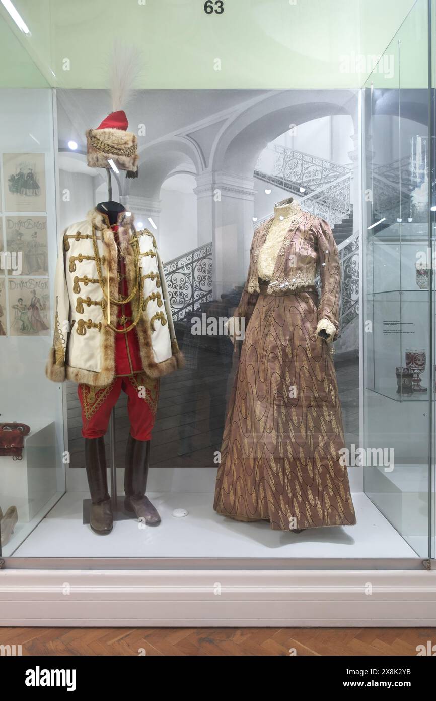 Frauen- und Militärkleidung aus dem 19. Jahrhundert im Museum von Vojvodina, Novi Sad, Serbien Stockfoto