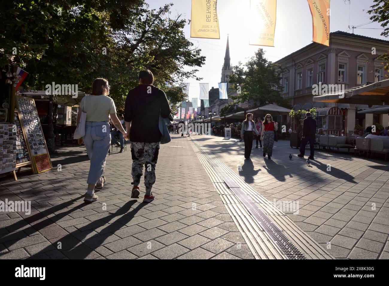 Menschen, die auf der Fußgängerzone in Novi Sad, Vojvodina, Serbien laufen Stockfoto