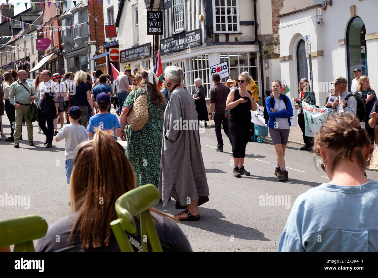 Besucher in Hay-on-Wye buchen das Stadtzentrum an einem sonnigen Tag während des Hay Festivals 2024 Großbritannien KATHY DEWITT Stockfoto