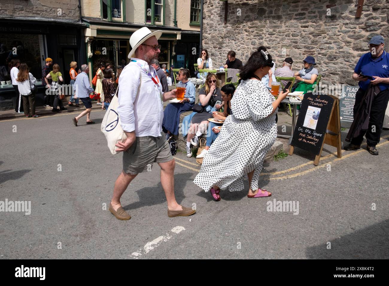 Besucher in Hay-on-Wye buchen das Stadtzentrum an einem sonnigen Tag während des Hay Festivals 2024 Großbritannien KATHY DEWITT Stockfoto
