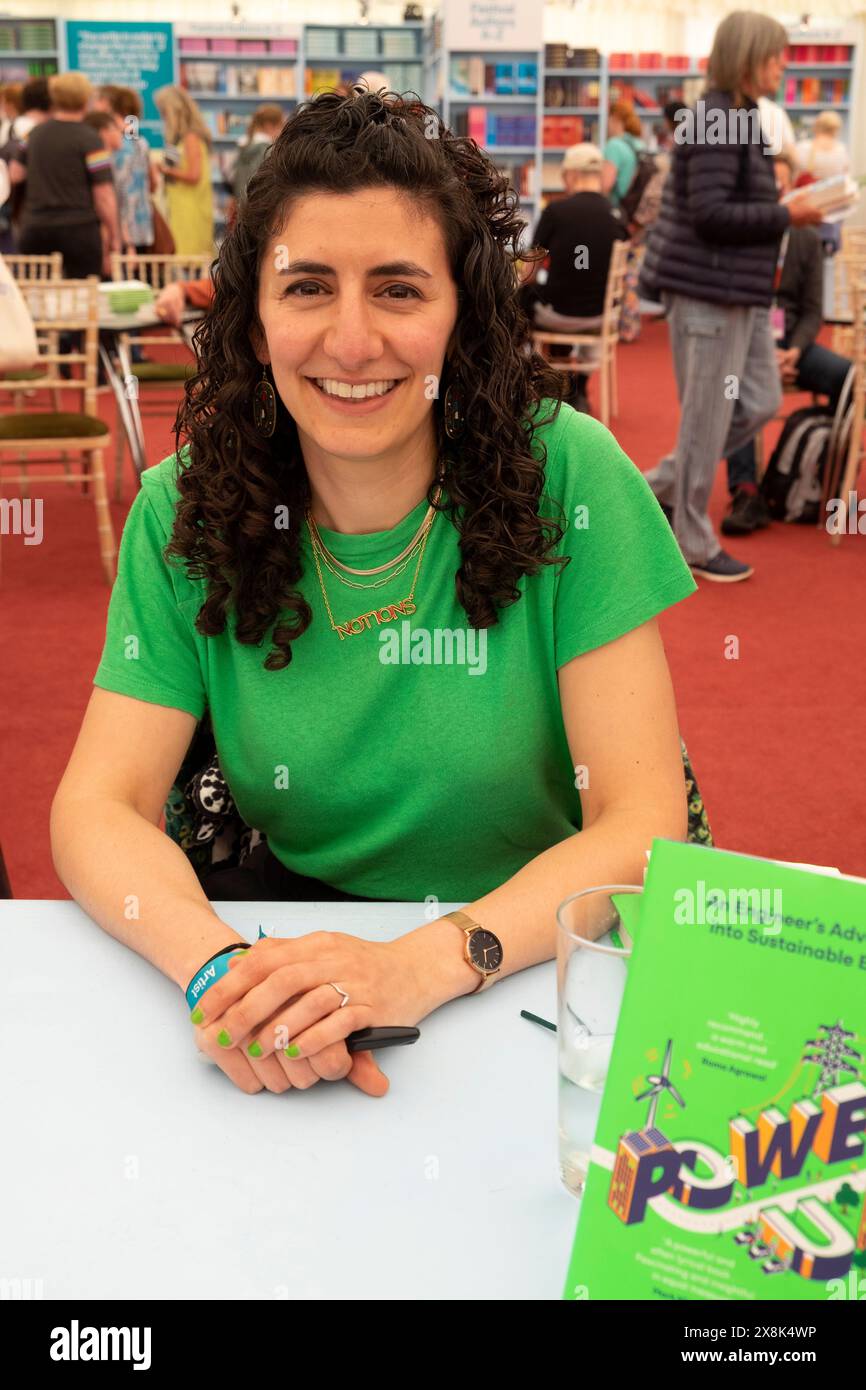 Yasmin Ali junge Frau Autorin des Buches „Power Up“ „an Engineers Adventures into Sustainable Energy“, das im Hay Festival Bookshop 2024 UK unterzeichnet wurde Stockfoto