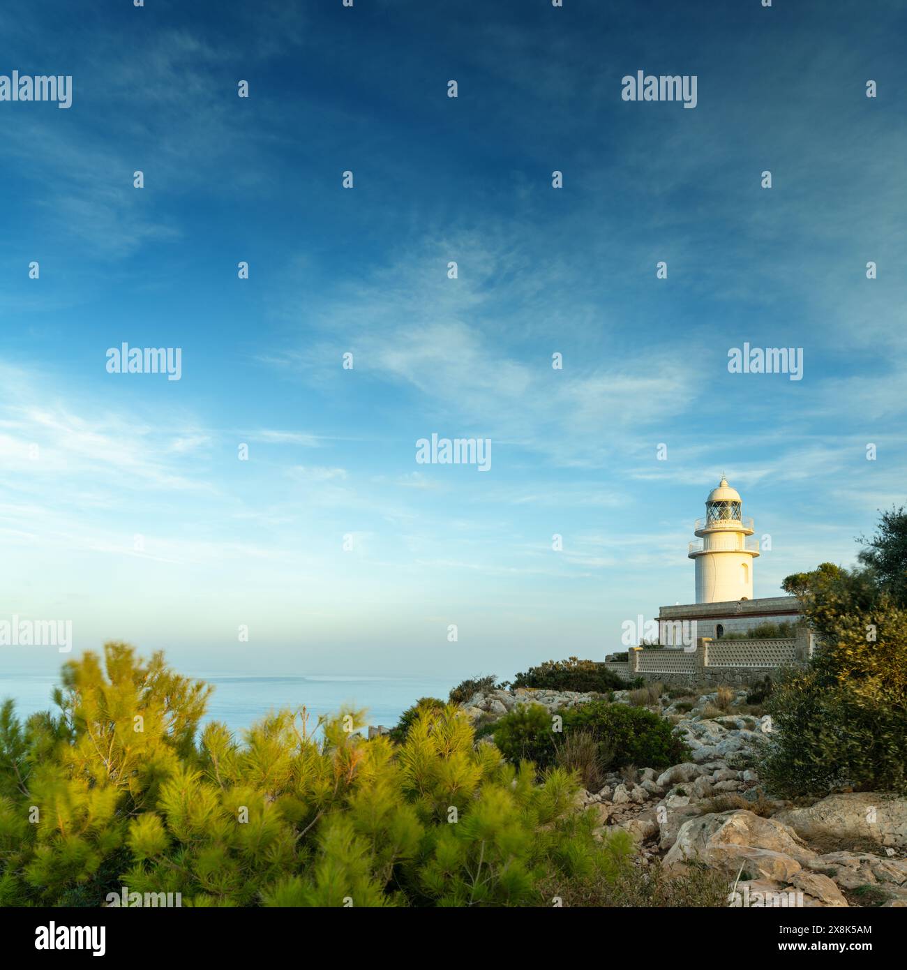 Blick auf den Leuchtturm Cap de Sant Antoni in der Provinz Alicante bei warmem Abendlicht Stockfoto