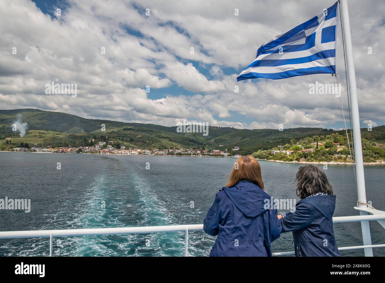 Passagiere am Heck der Fähre Michalakis III, überqueren den Golf von Mali in der westlichen Ägäis von Glyfa nach Agiokambos auf der Insel Evia, Zentralgriechenland Stockfoto