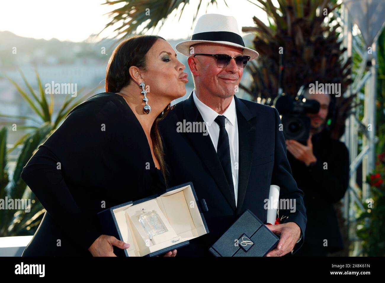 CANNES, FRANKREICH - 25. MAI: Karla Sofía Gascón (L) posiert mit dem Preis der besten Schauspielerin für Emilia Perez und Jacques Audiard (R) posiert mit dem Preis der Jury für Emilia Perez während des Fotobesuchs der Palme D'Or Winners beim 77. jährlichen Filmfestival in Cannes am 25. Mai 2024 im Palais des Festivals. CAP/GOL ©GOL/Capital Pictures Stockfoto