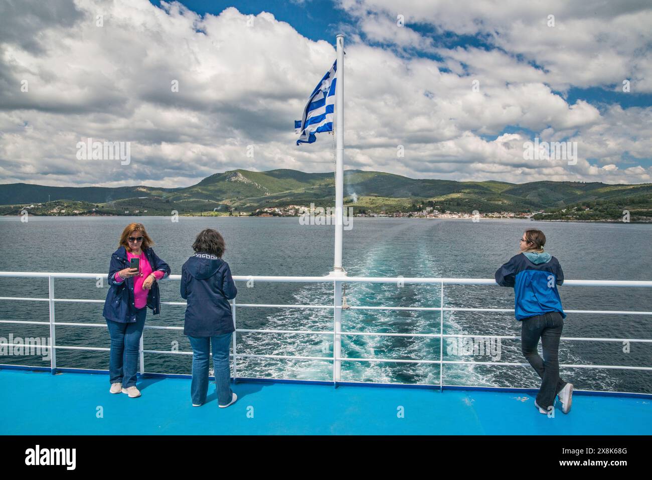 Passagiere am Heck der Fähre Michalakis III, überqueren den Golf von Mali in der westlichen Ägäis von Glyfa nach Agiokambos auf der Insel Evia, Zentralgriechenland Stockfoto