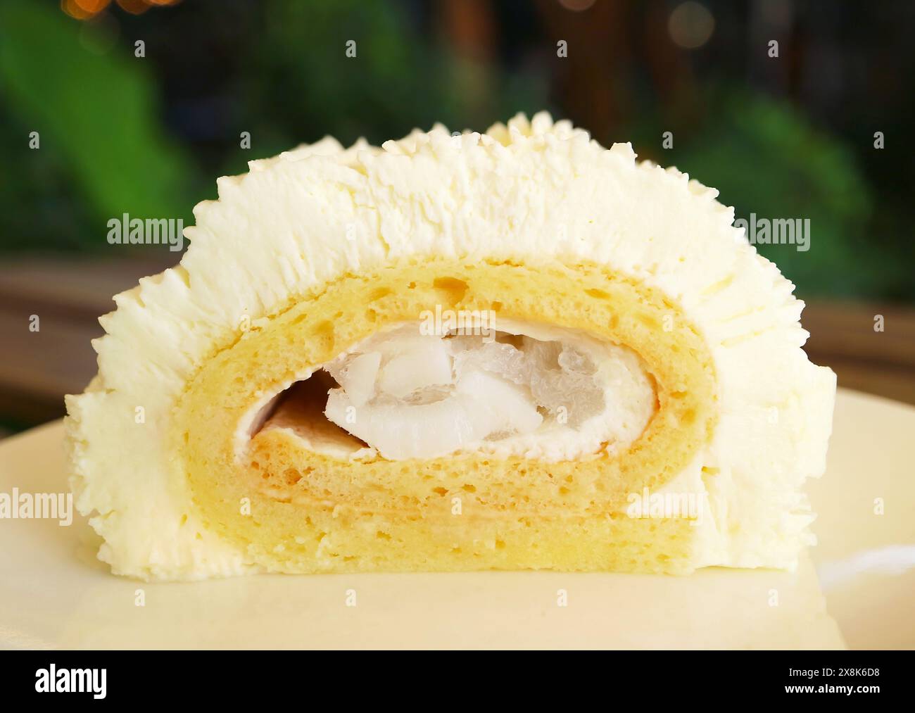 Ein Stück leckerer, leichter und flauschiger junger Kokosbrötchen Stockfoto