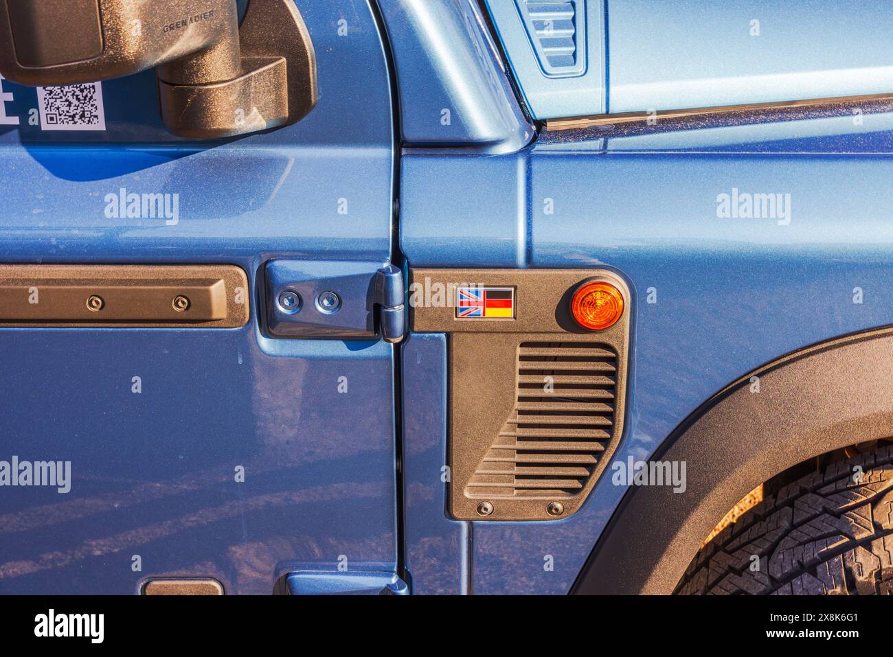 Nahaufnahme des neuen INEOS Grenadier SUV mit dem kombinierten Emblem von England und Deutschland. Stockfoto