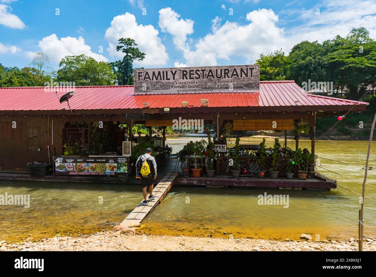 Pahang, Malaysia - 15. Mai 2024 : schwimmende Restaurants am Tahan Mountain River im Taman Negara Nationalpark Stockfoto