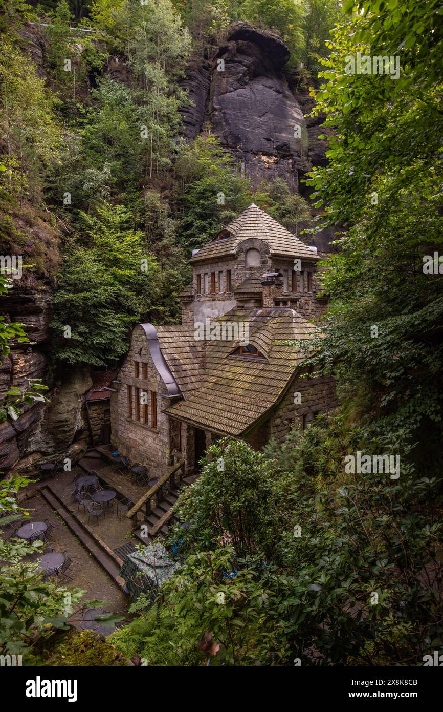 Das alte Gaskraftwerk aus massivem Stein in einer felsigen Schlucht. Natur pur im Hrensko-Gebiet, Nationalpark Böhmische Schweiz Stockfoto