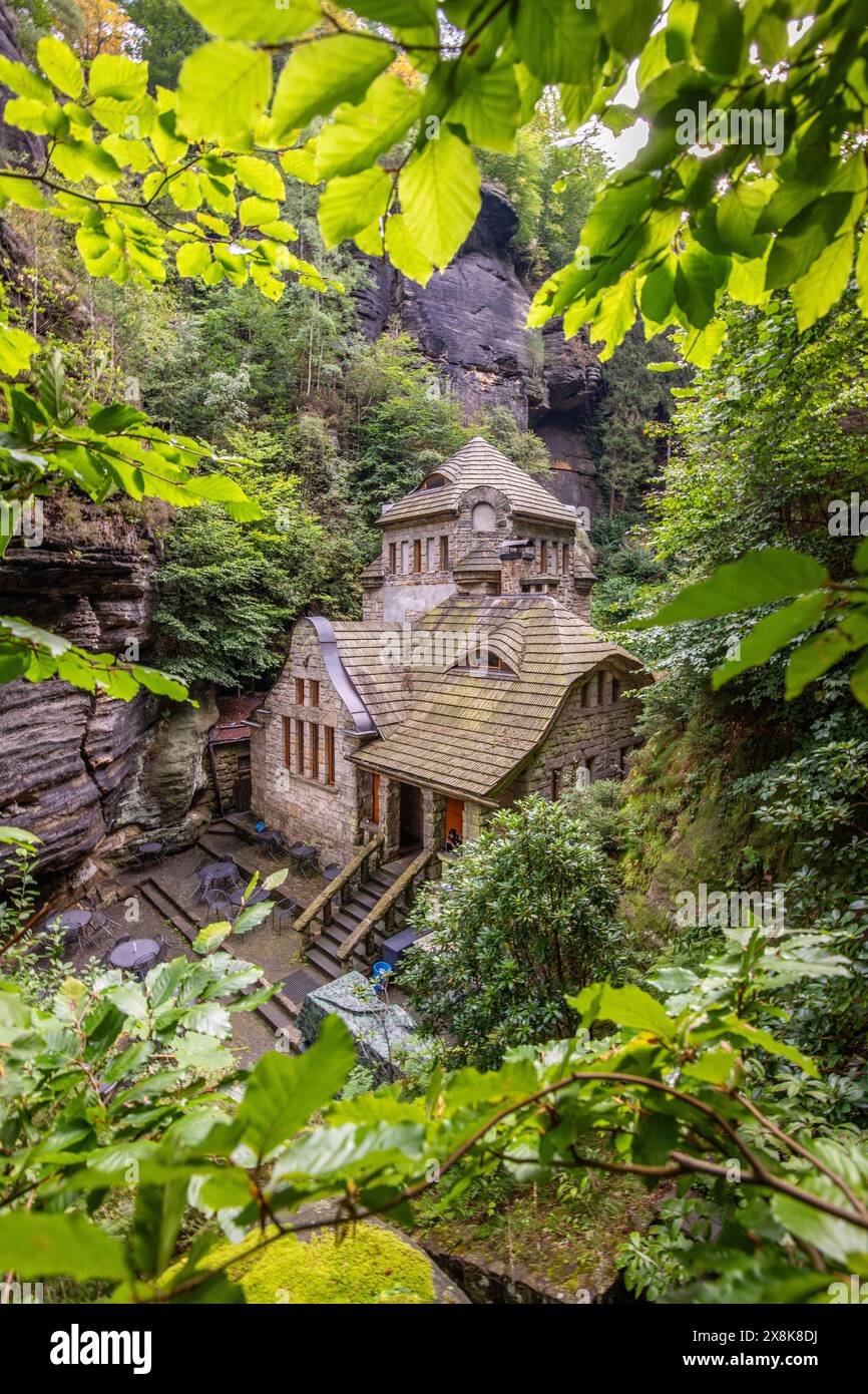 Das alte Gaskraftwerk aus massivem Stein in einer felsigen Schlucht. Natur pur im Hrensko-Gebiet, Nationalpark Böhmische Schweiz Stockfoto