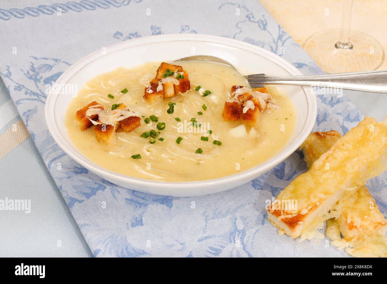 Badische Küche, Süddeutsche Küche, badische Zwiebelsuppe mit Crackern, Croutons, frittierte Brotstücke, herzhaft, typisch badisch, Suppenteller Stockfoto