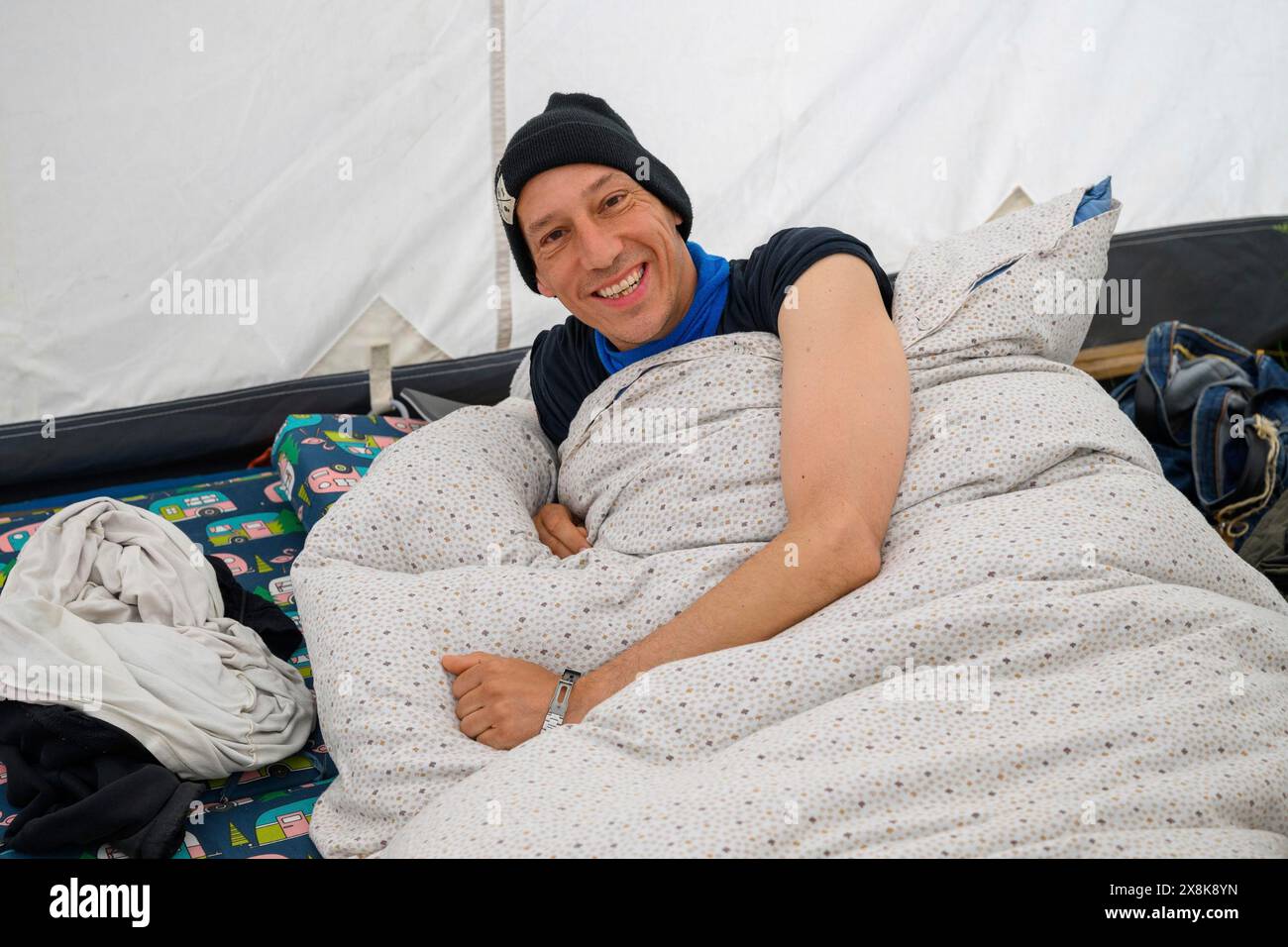 Wolfgang Metzeler-Kick im Bett kurz vor dem Aufstehen am 78. Tag seines Hungerstreiks. Hungerstreiklager, Invalidenpark, Berlin Stockfoto