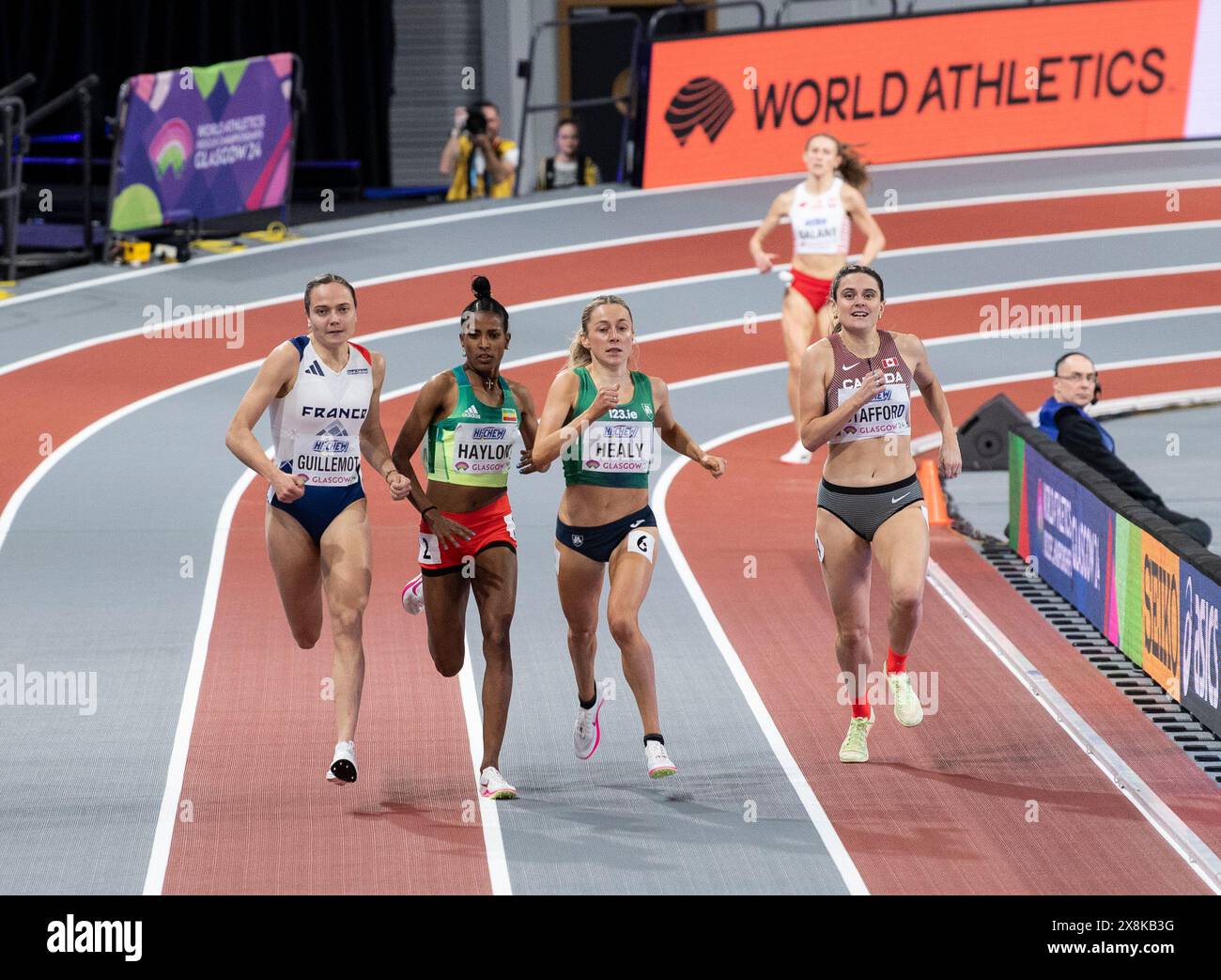 Agathe Guillemot (Frankreich), Birke Haylom (Äthiopien), Sarah Healy (Irland) und Lucia Stafford (Kanada), die in den 1500-m-Rennen der Frauen in der Welt antreten Stockfoto