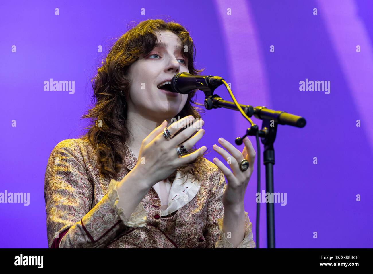 Porto, Portugal. Mai 2024. Die britische Sängerin und Songwriterin Birdy tritt am 25. Mai 2024 live beim North Music Festival im Park des Serralves Museums in Porto auf. (Foto: Rita Franca/NurPhoto) Credit: NurPhoto SRL/Alamy Live News Stockfoto