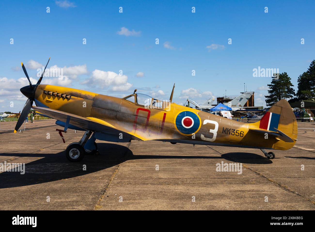 Supermarine Spitfire, MK356, des Battle of Britain Memorial Flight, in WüstenTarnung in statischer Ausstellung am RAF Syerston, Nottinghamshire. 2023. Stockfoto