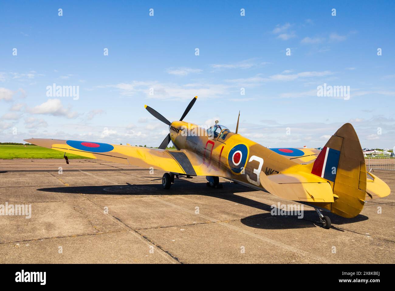 Supermarine Spitfire, MK356, des Battle of Britain Memorial Flight, in WüstenTarnung in statischer Ausstellung am RAF Syerston, Nottinghamshire. 2023. Stockfoto