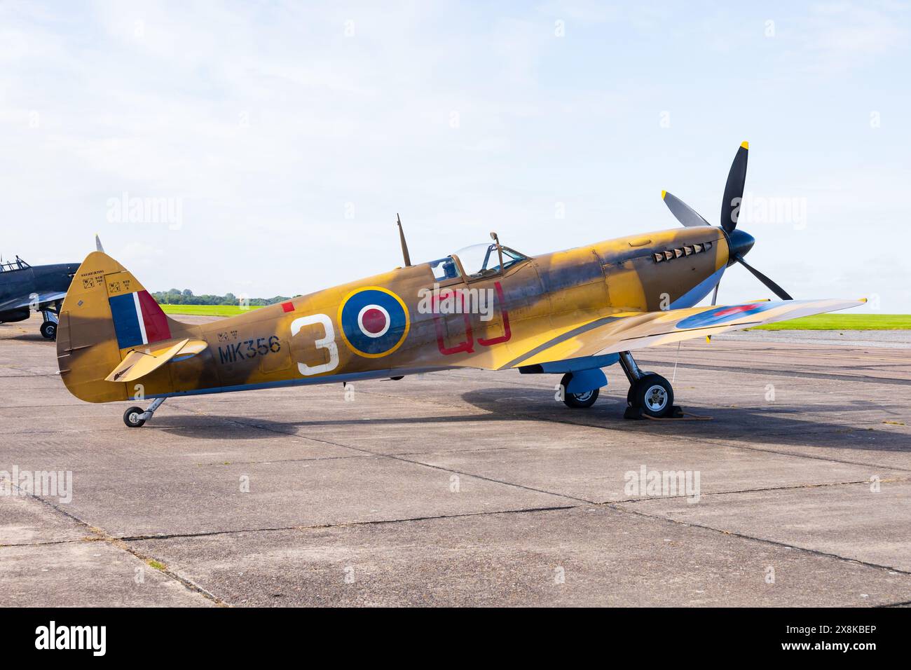 Supermarine Spitfire, MK356, des Battle of Britain Memorial Flight, in WüstenTarnung in statischer Ausstellung am RAF Syerston, Nottinghamshire. 2023. Stockfoto
