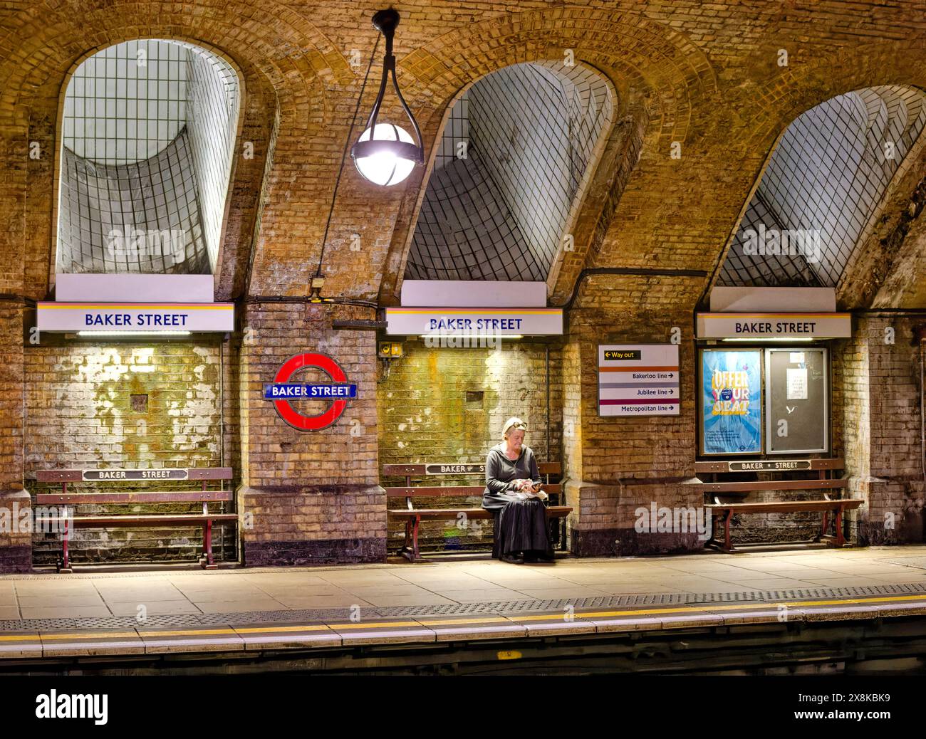 London U-Bahn, alte Baker Street Station, ursprüngliche Station der Metropolitan Railway, 1863 Ziegelwände und weiße, gekachelte Lichtquellen Stockfoto