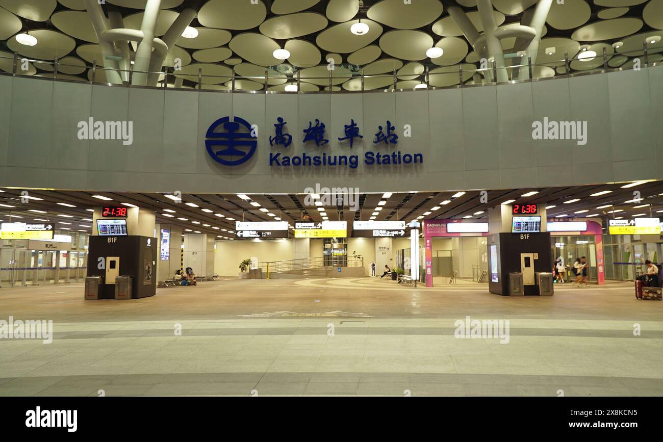 Der moderne und geräumige Bahnhof Kaohsiung, ein wichtiger Verkehrsknotenpunkt im Süden Taiwans. Stockfoto