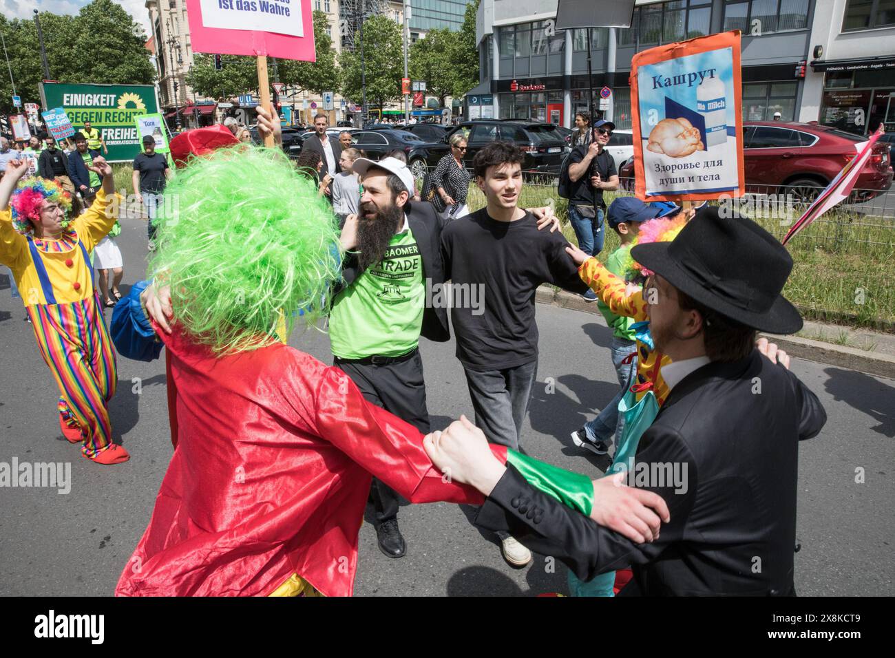 Am 26. Mai 2024 fand auf dem Adenauerplatz in Berlin unter dem Motto „lag Baomer Parade – für Frieden und Toleranz, bring sie jetzt nach Hause“ eine Demonstration statt. Die Veranstaltung, die um 13.00 Uhr begann, zielte darauf ab, für Frieden, Toleranz und die Rückkehr von Geiseln zu werben, die noch immer von der Hamas gehalten wurden. Die Parade enthielt bemerkenswerte Reden von Rabbiner Yehuda Teichtal und der Berliner Senatorin für Bildung, Jugend und Familie, Katharina Günther-Wuensch. Rabbi Teichtal, ein in den USA geborener orthodoxer Rabbiner und Führer der Chabad-Lubawitsch-Gemeinschaft in Berlin, betonte die Bedeutung der Einheit und die dringende Notwendigkeit, die Geiseln zu sichern Stockfoto