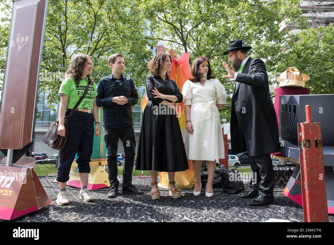 Am 26. Mai 2024 fand auf dem Adenauerplatz in Berlin unter dem Motto „lag Baomer Parade – für Frieden und Toleranz, bring sie jetzt nach Hause“ eine Demonstration statt. Die Veranstaltung, die um 13.00 Uhr begann, zielte darauf ab, für Frieden, Toleranz und die Rückkehr von Geiseln zu werben, die noch immer von der Hamas gehalten wurden. Die Parade enthielt bemerkenswerte Reden von Rabbiner Yehuda Teichtal und der Berliner Senatorin für Bildung, Jugend und Familie, Katharina Günther-Wuensch. Rabbi Teichtal, ein in den USA geborener orthodoxer Rabbiner und Führer der Chabad-Lubawitsch-Gemeinschaft in Berlin, betonte die Bedeutung der Einheit und die dringende Notwendigkeit, die Geiseln zu sichern Stockfoto