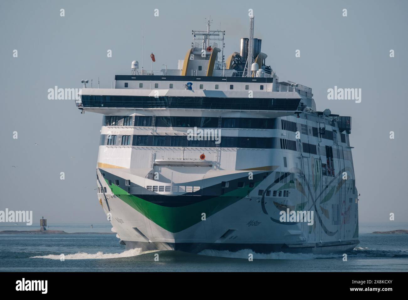 Helsinki / Finnland - 19. MAI 2024: Passagierfähre M/V MyStar, betrieben von Tallink, manövriert im Hafen von Helsinki. Stockfoto