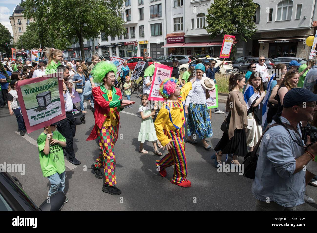 Berlin, Deutschland. Mai 2024. Am 26. Mai 2024 fand am Adenauerplatz in Berlin eine Demonstration unter dem Motto „lag Baomer Parade – fÃ¼r Frieden und Toleranz, bring sie jetzt nach Hause“ statt. Die Veranstaltung, die um 13.00 Uhr begann, zielte darauf ab, für Frieden, Toleranz und die Rückkehr von Geiseln zu werben, die noch immer von der Hamas gehalten wurden. Auf der Parade wurden bemerkenswerte Reden von Rabbiner Yehuda Teichtal und der Berliner Senatorin für Bildung, Jugend und Familie, Katharina Günther-Wuensch, gehalten â. Quelle: ZUMA Press, Inc./Alamy Live News Stockfoto