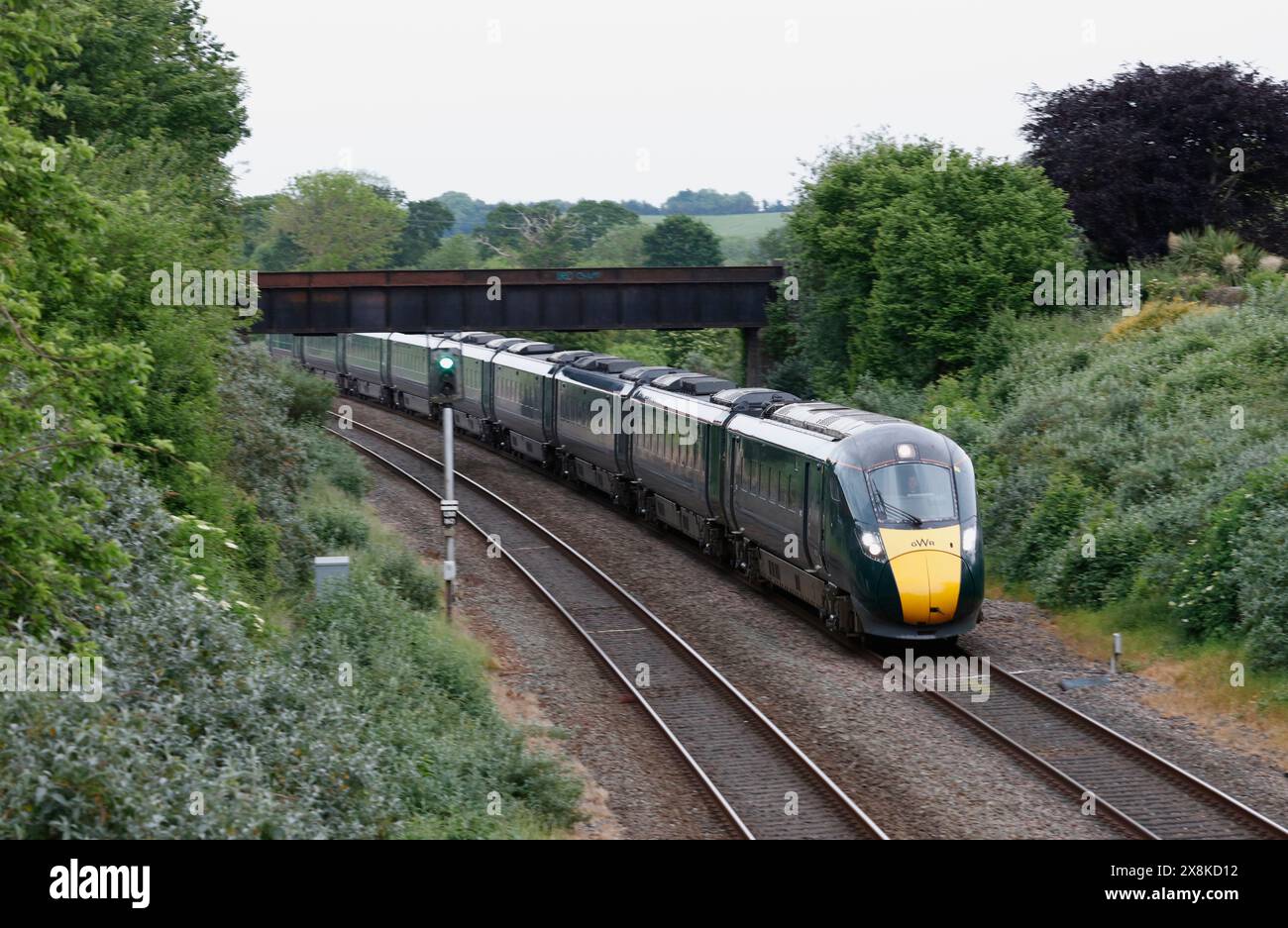 Der Zug der Great Western Main Line führt über die Vicarage Lane Bridge nach Creech St Micheal, Taunton, Somerset, England, Großbritannien Stockfoto