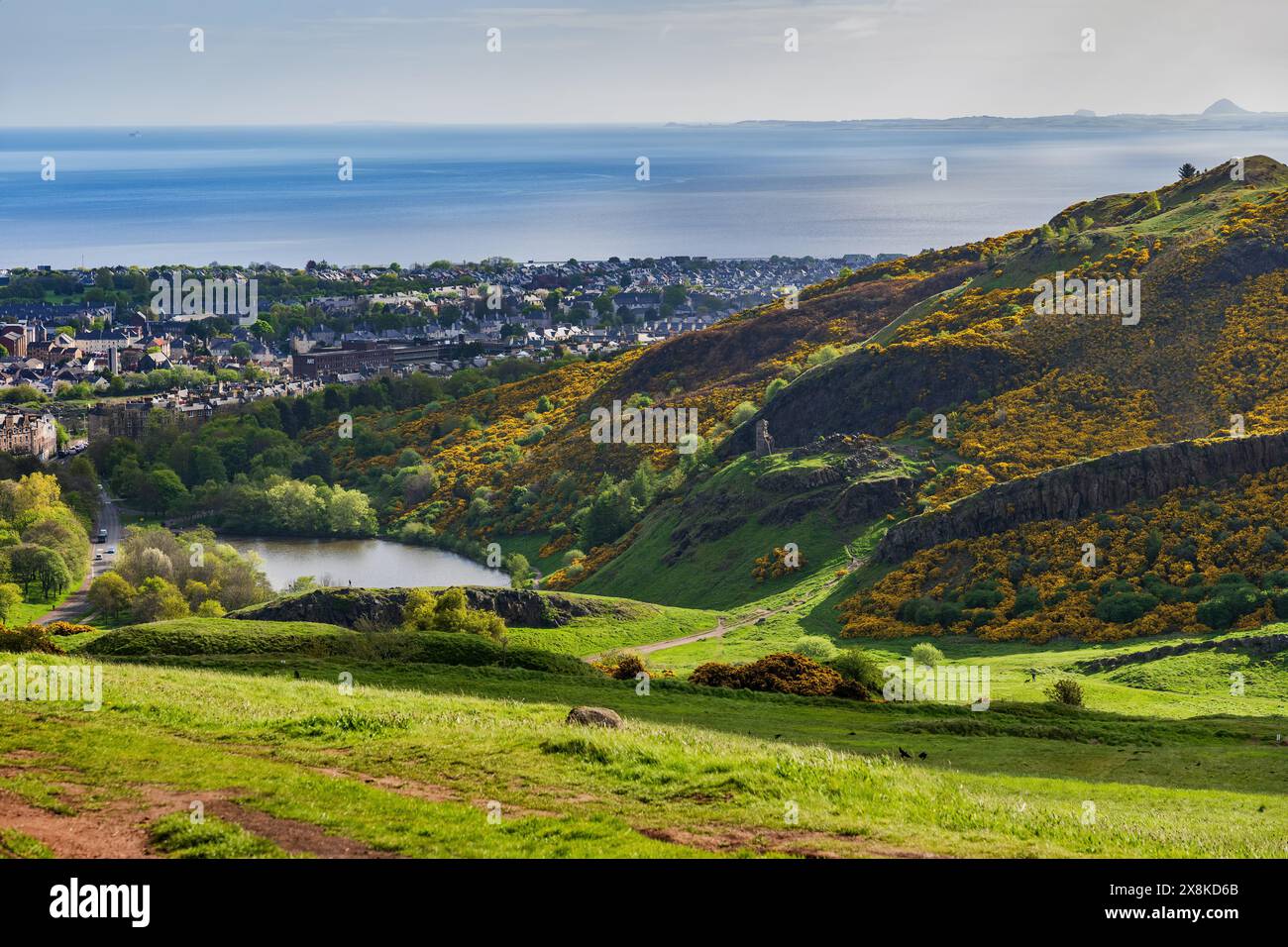 Landschaft der Stadt Edinburgh mit Holyrood Park und St Margaret Loch Lake im Frühjahr in Schottland, Großbritannien. Stockfoto