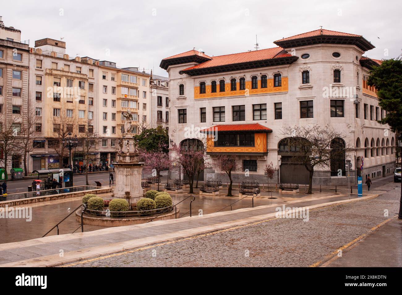 Dieses Postgebäude im Bergstil war eines der wenigen Gebäude, die vor dem Brand von Santander im letzten Jahrhundert gerettet wurden. Innen ein Modernist Stockfoto