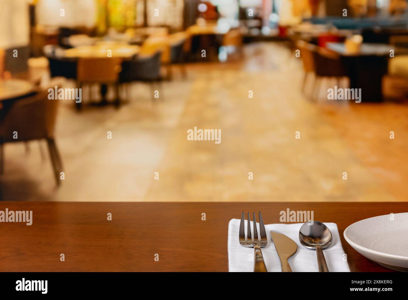 Inneneinrichtung des Restaurants mit Besteck auf dem Tisch. Arbeitsplätze in der Dienstleistungsbranche, Beschäftigung und Gastronomie-Konzept. Stockfoto