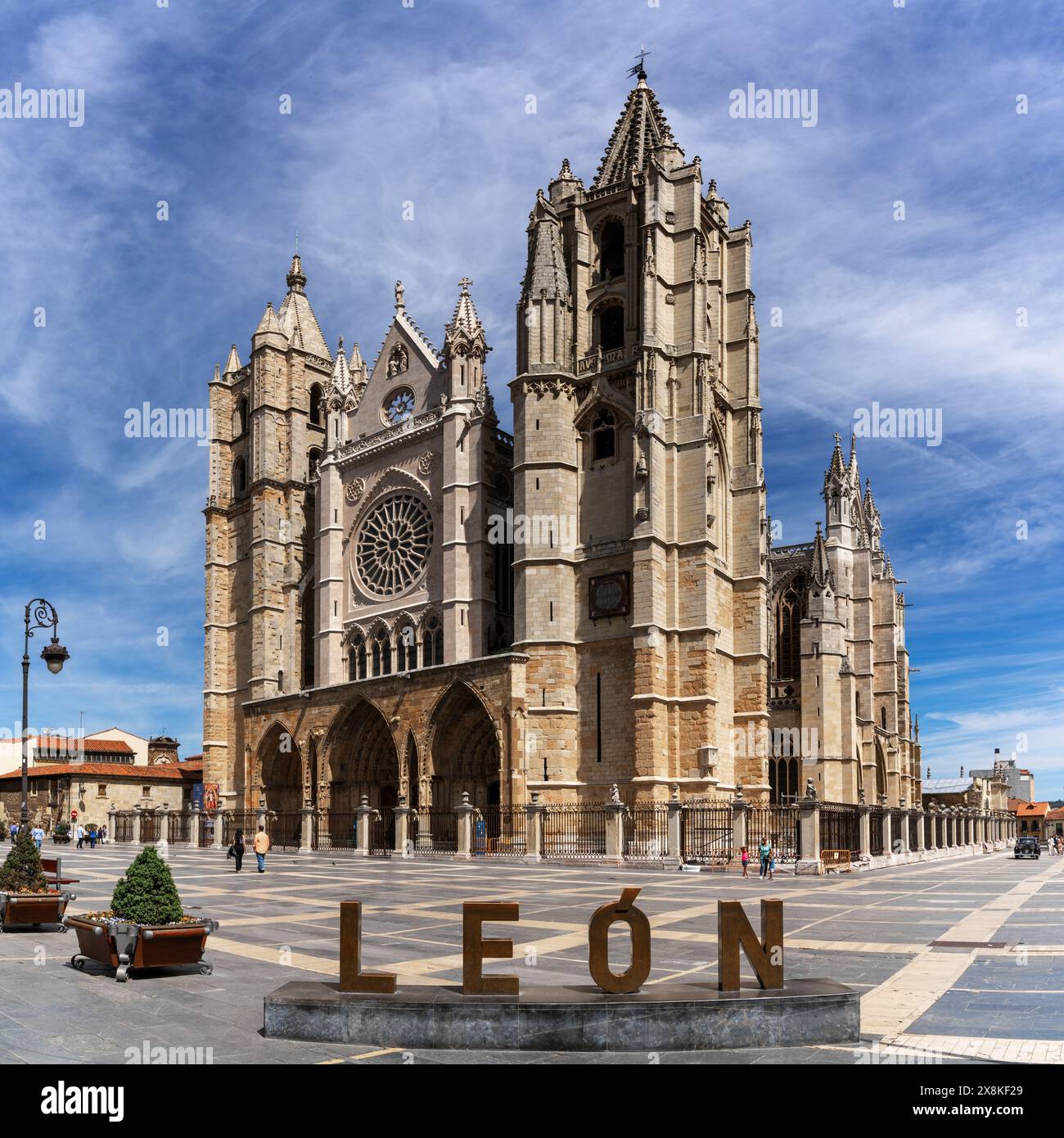 Leon, Spanien - 13. April 2024: Blick auf das historische Wahrzeichen der Kathedrale von Leon mit dem Stadtzeichen im Vordergrund Stockfoto