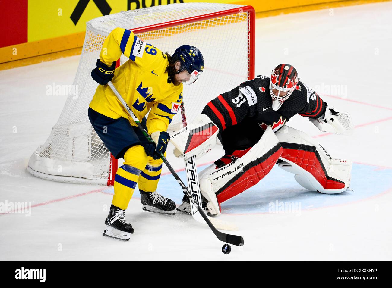 Prag, Tschechische Republik. Mai 2024. L-R Linus Johansson (SWE) und Torhüter Jordan Binnington (CAN) in Aktion während der IIHF Weltmeisterschaft 2024, Spiel um den dritten Platz Schweden gegen Kanada, am 26. Mai in Prag, Tschechische Republik, 2024. Quelle: Ondrej Deml/CTK Photo/Alamy Live News Stockfoto