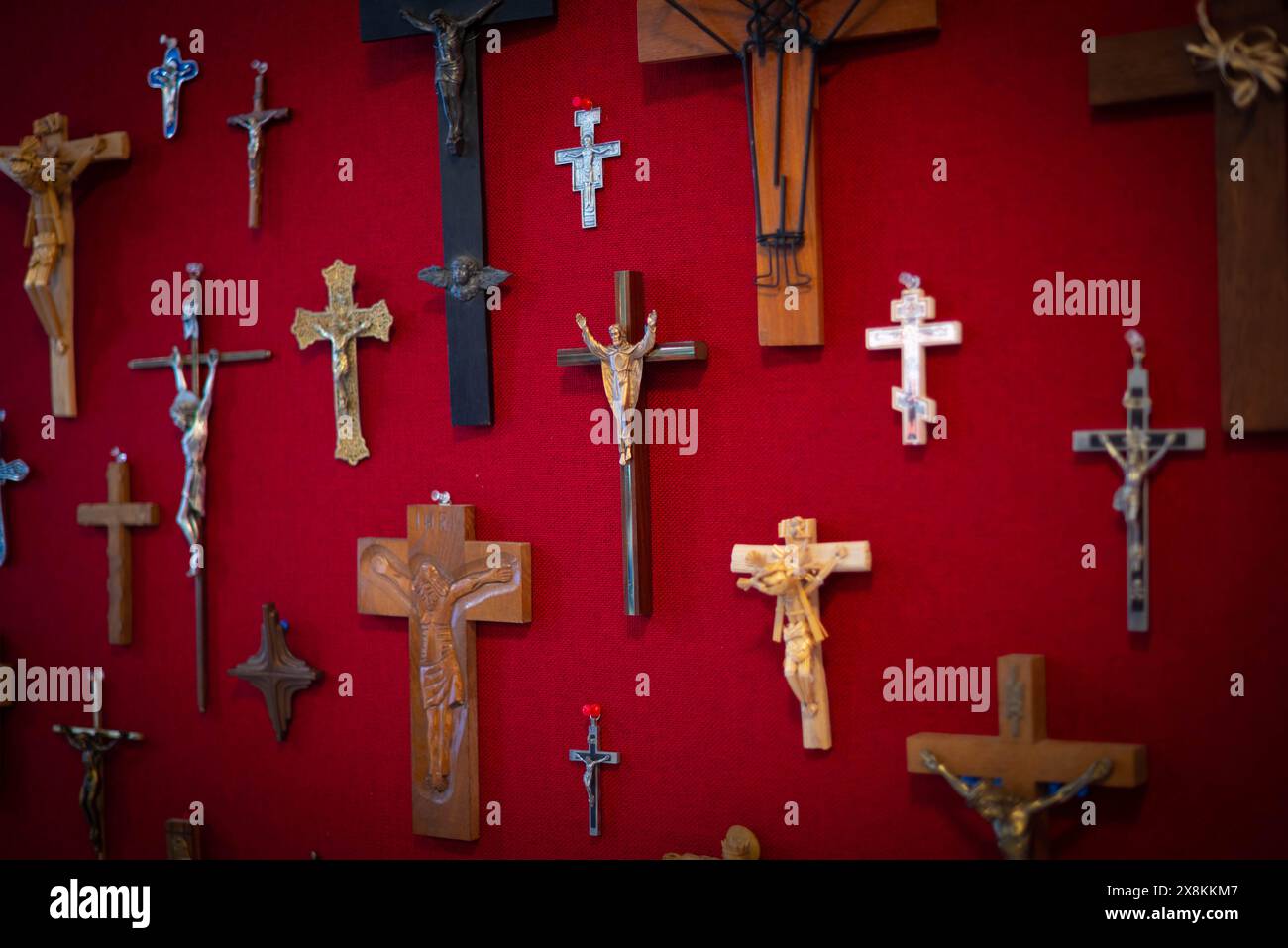 Kruzifix und Kreuze in einer Kirche Stockfoto