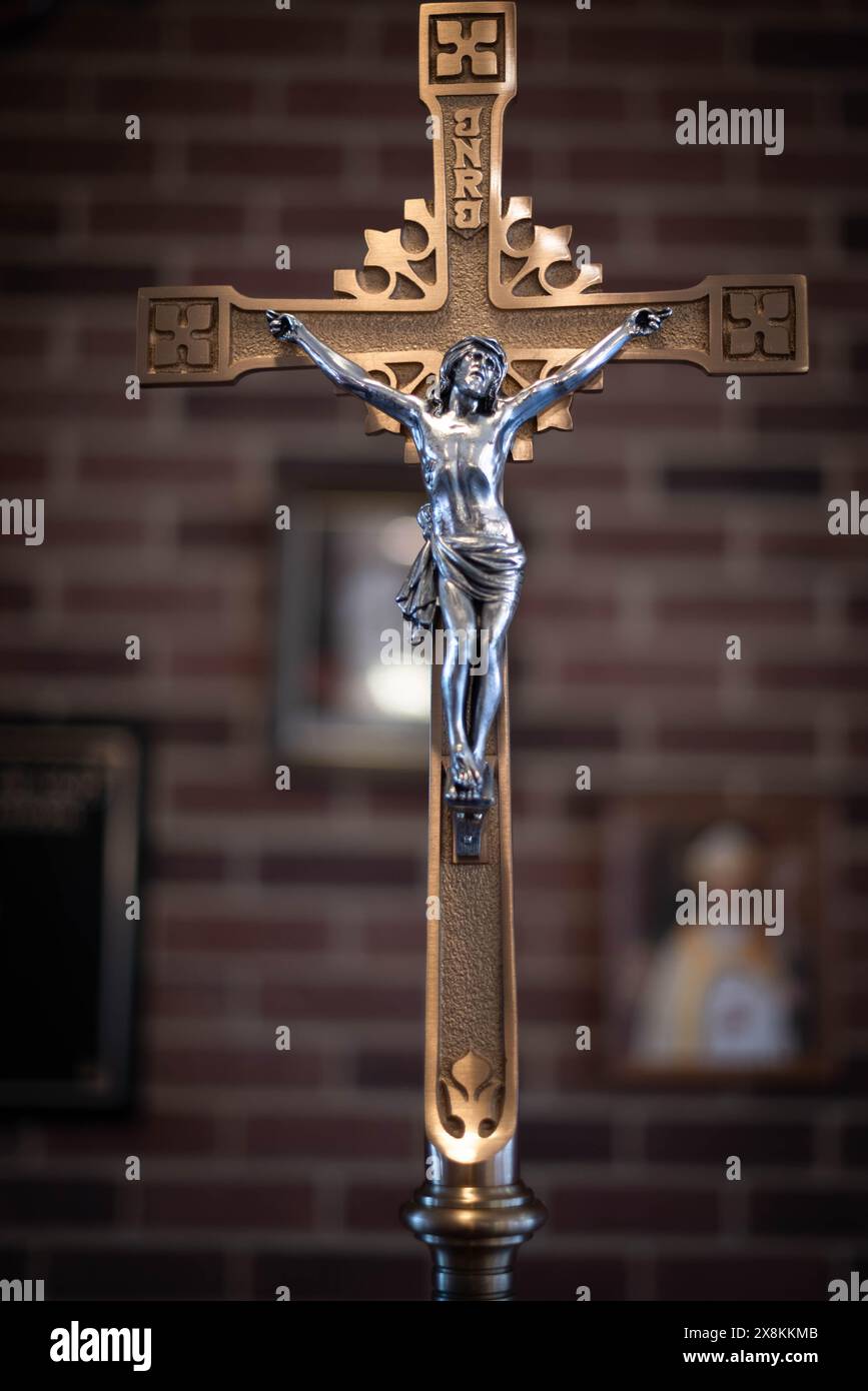Kruzifix und Kreuze in einer Kirche Stockfoto