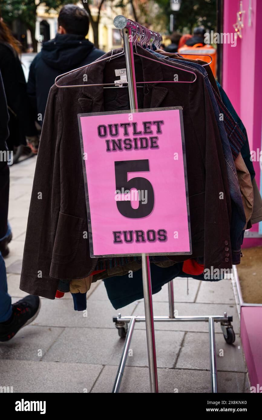 Pinkfarbenes Schild auf dem Kleiderständer vor dem Werbespot für 5 Euro. Stockfoto
