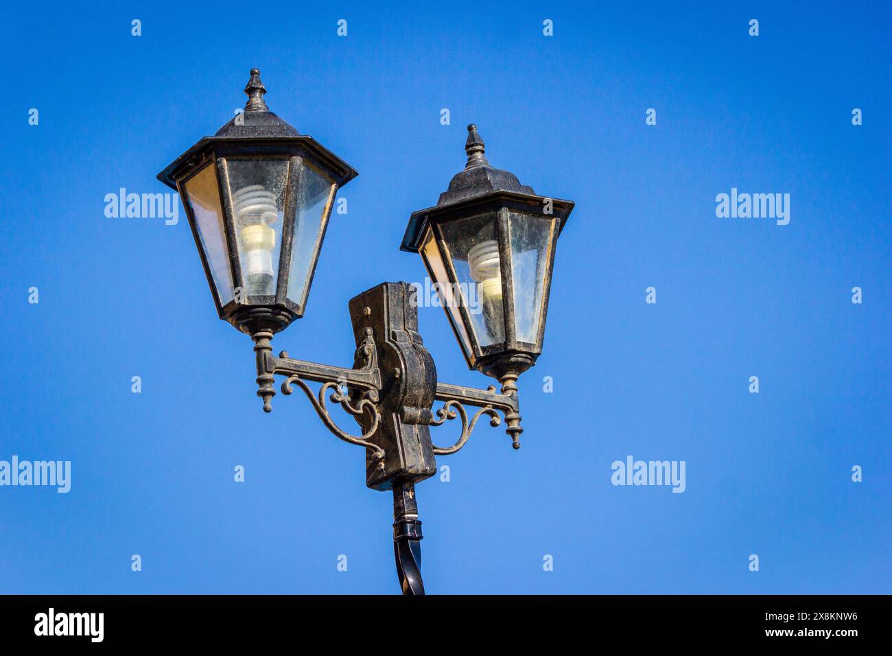 Antike Elektrische Laterne Beleuchtung Unter Klarem Blauem Himmel Stockfoto